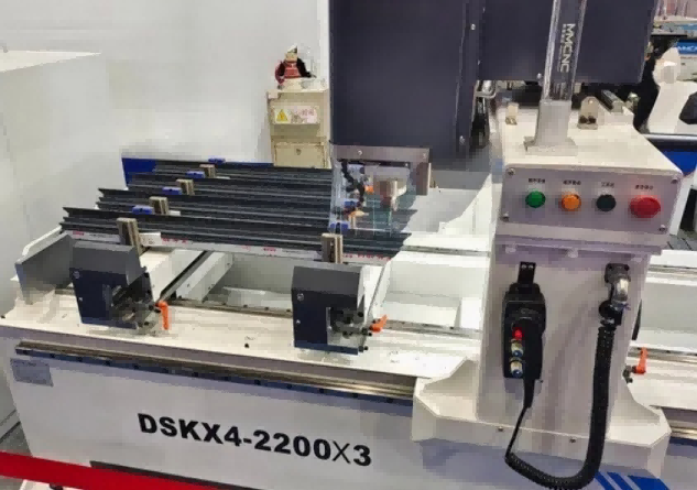 Дәлдігі жоғары ауыр жүкті 4 басты CNC алюминий перделік қабырға бұрғылау машинасы сіздің өндіріс тиімділігін қалай өзгерте алады