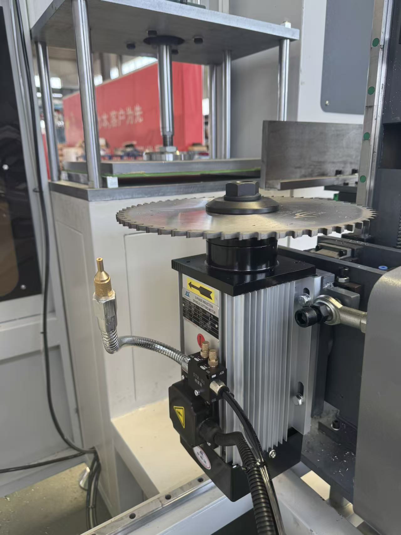 Тұрақты емес алюминий профильдері үшін көп бұрышты 3+2 осьті CNC фрезер